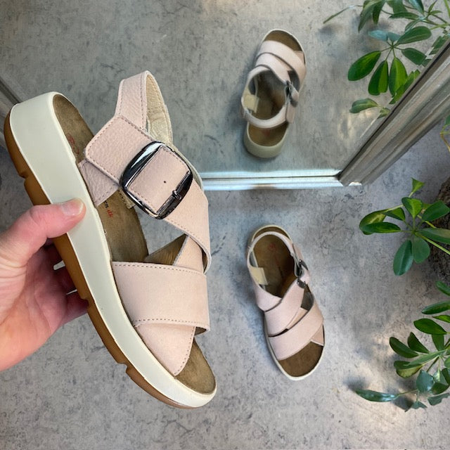 Elegant rosa skinnsandal med fotvalvsstöd