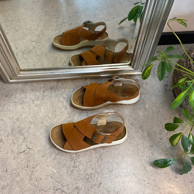 Elegant brun lädersandal med hålfotsstöd