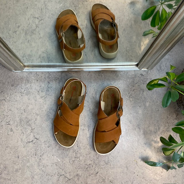 Elegant brun lädersandal med hålfotsstöd