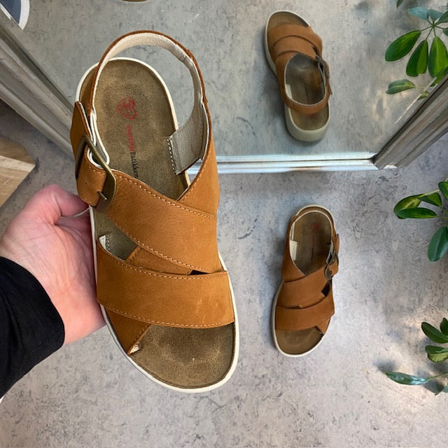 Elegant brun lädersandal med hålfotsstöd