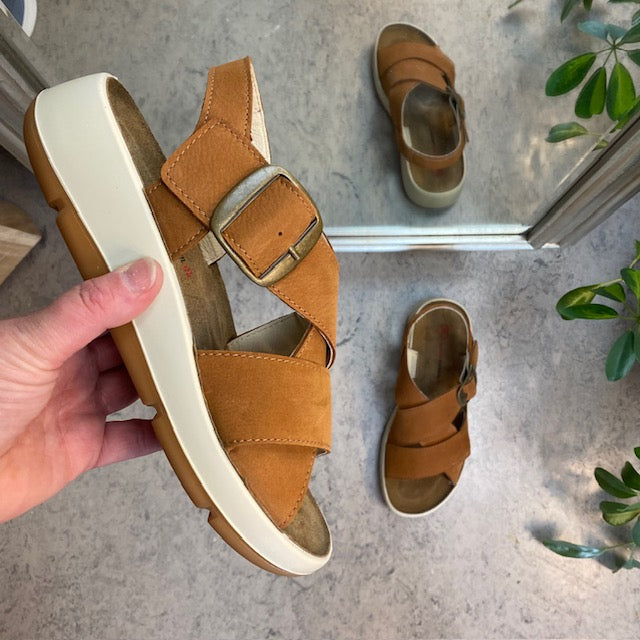 Elegant brun lädersandal med hålfotsstöd