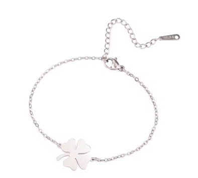 Elegant fyrklöverarmband i silverfärgat rostfritt stål – stilrent lyckosmycke för alla tillfällen