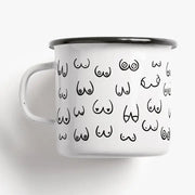 Boob Friends – humoristisk emaljmugg för kaffe och te
