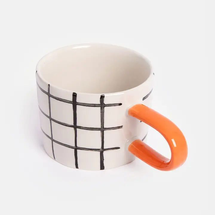 Modern mugg med rutigt mönster och orange handtag – stilren design för kaffe & te