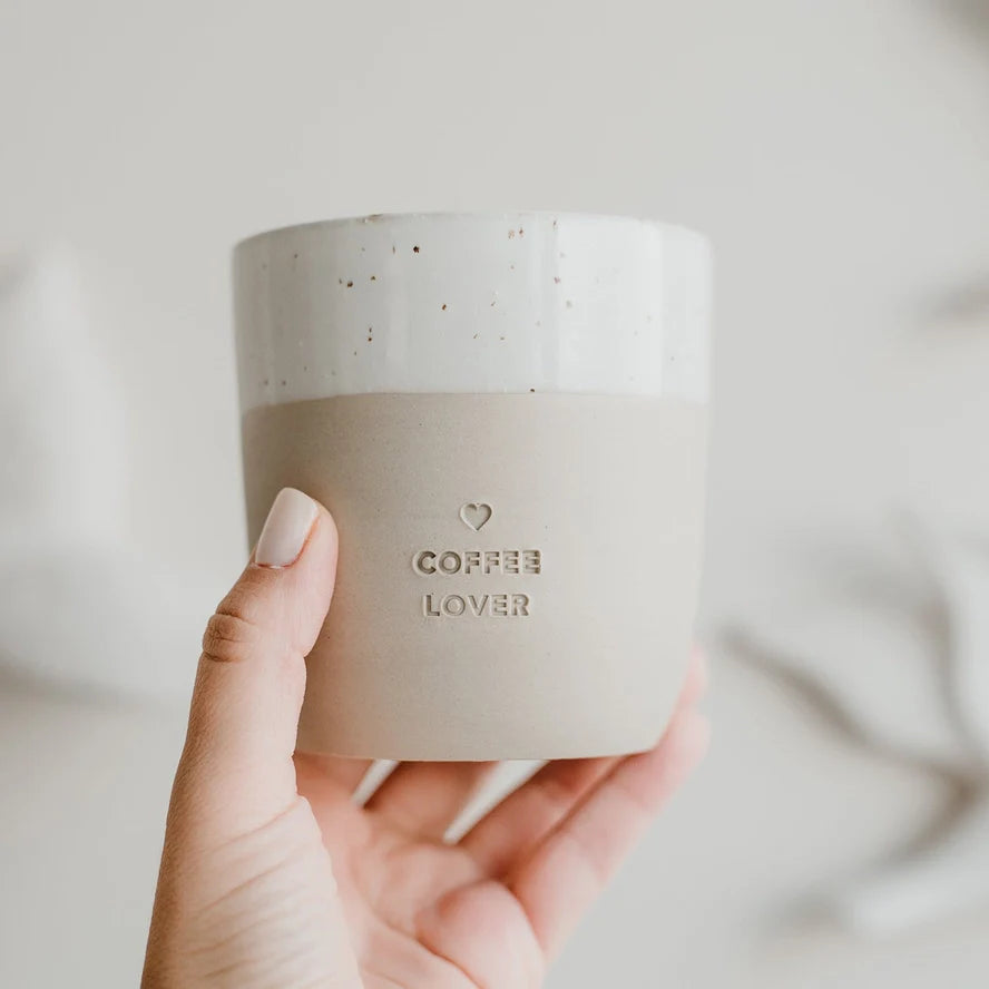 Handgjord keramikmugg utan handtag – med ingraverad text Coffee Lover