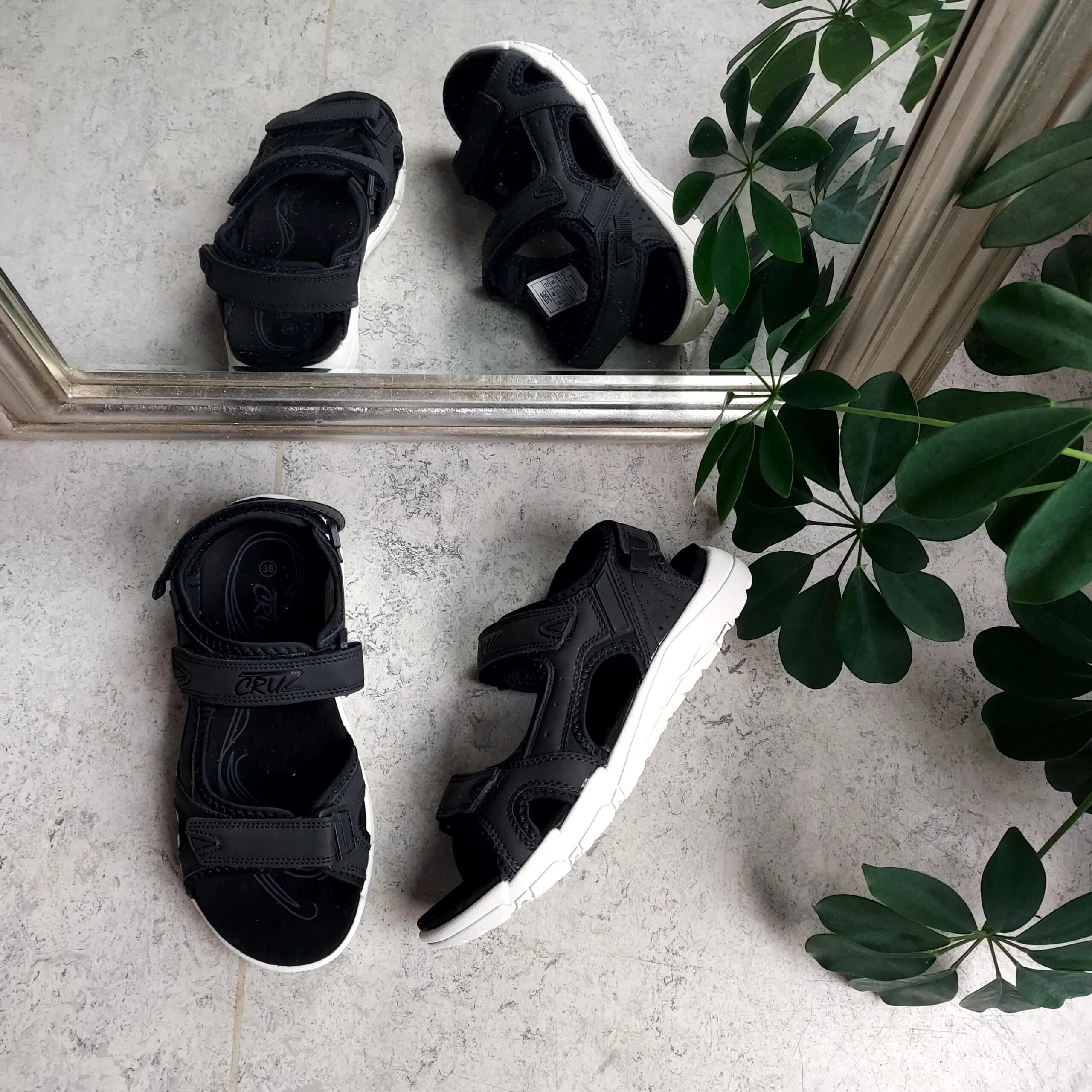 Svart sandal från Cruz med kardborre på alla tre remmar