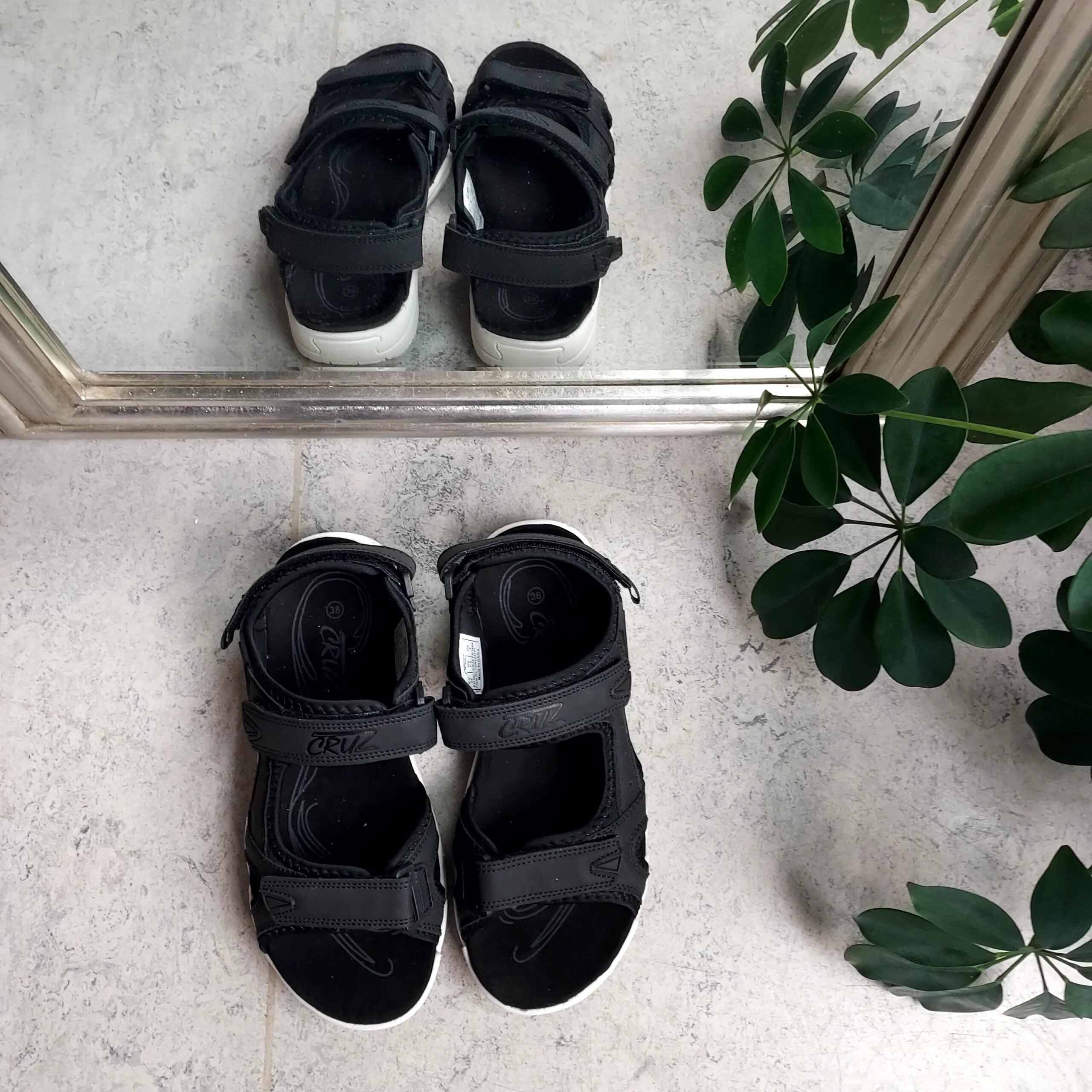 Svart sandal från Cruz med kardborre på alla tre remmar