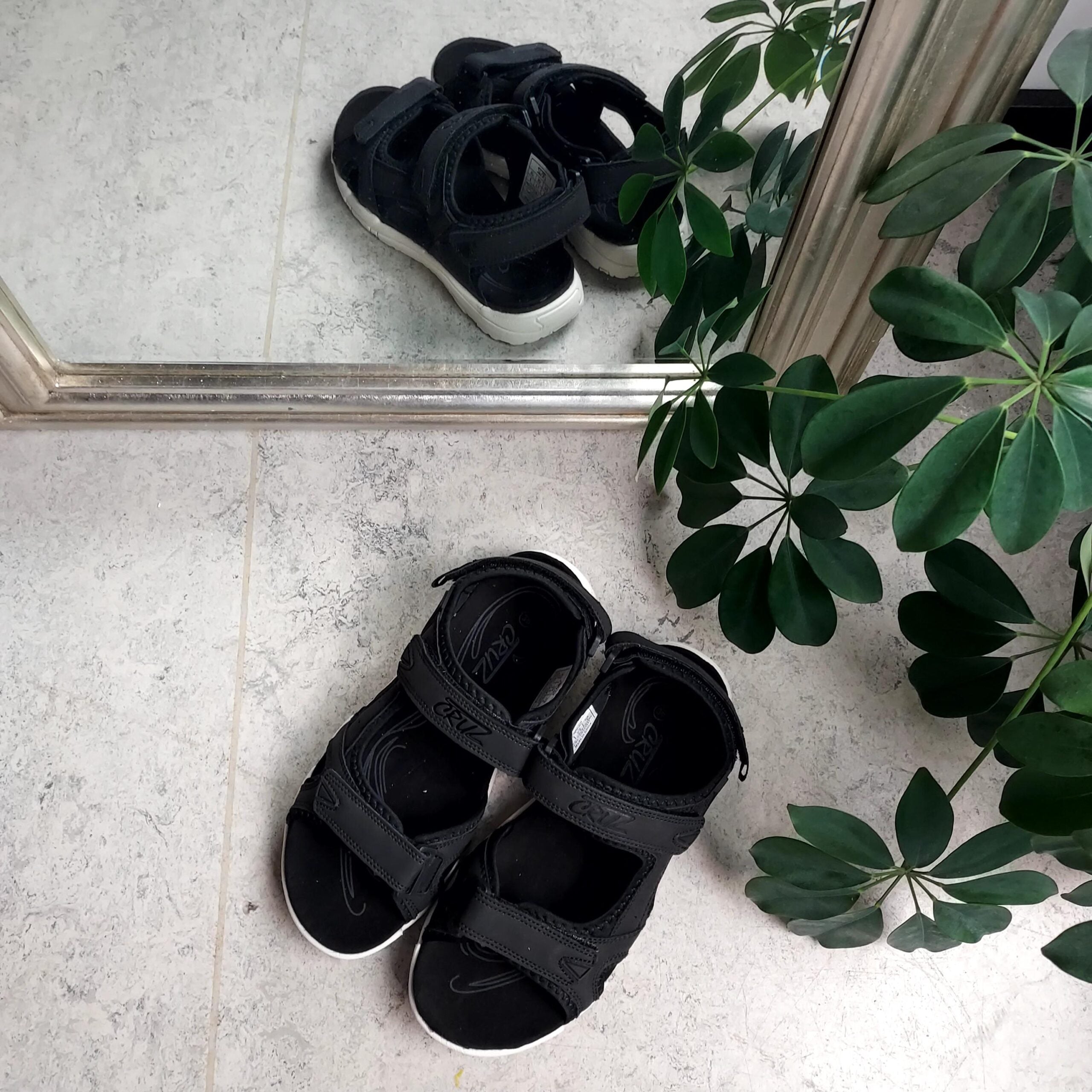 Svart sandal från Cruz med kardborre på alla tre remmar