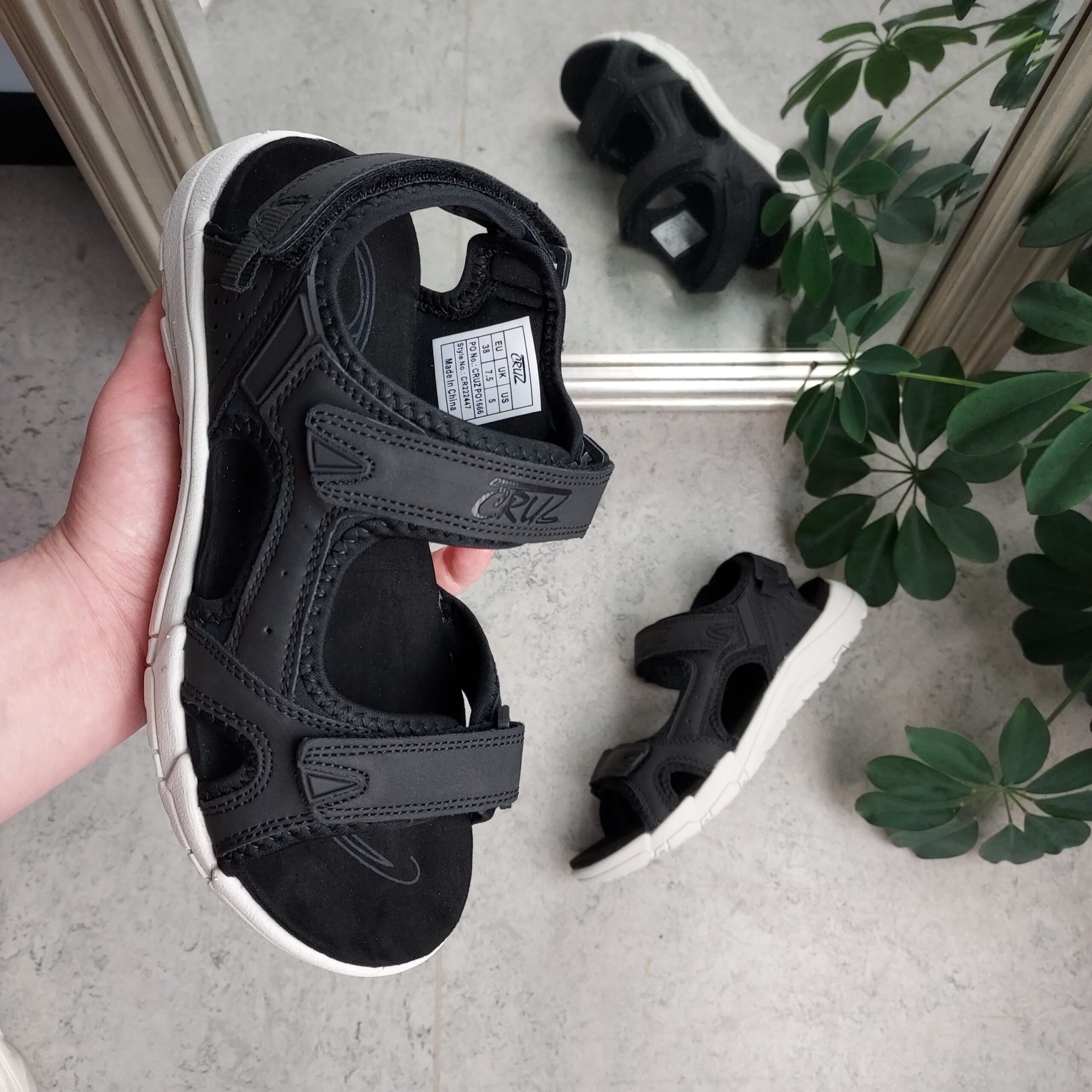 Svart sandal från Cruz med kardborre på alla tre remmar
