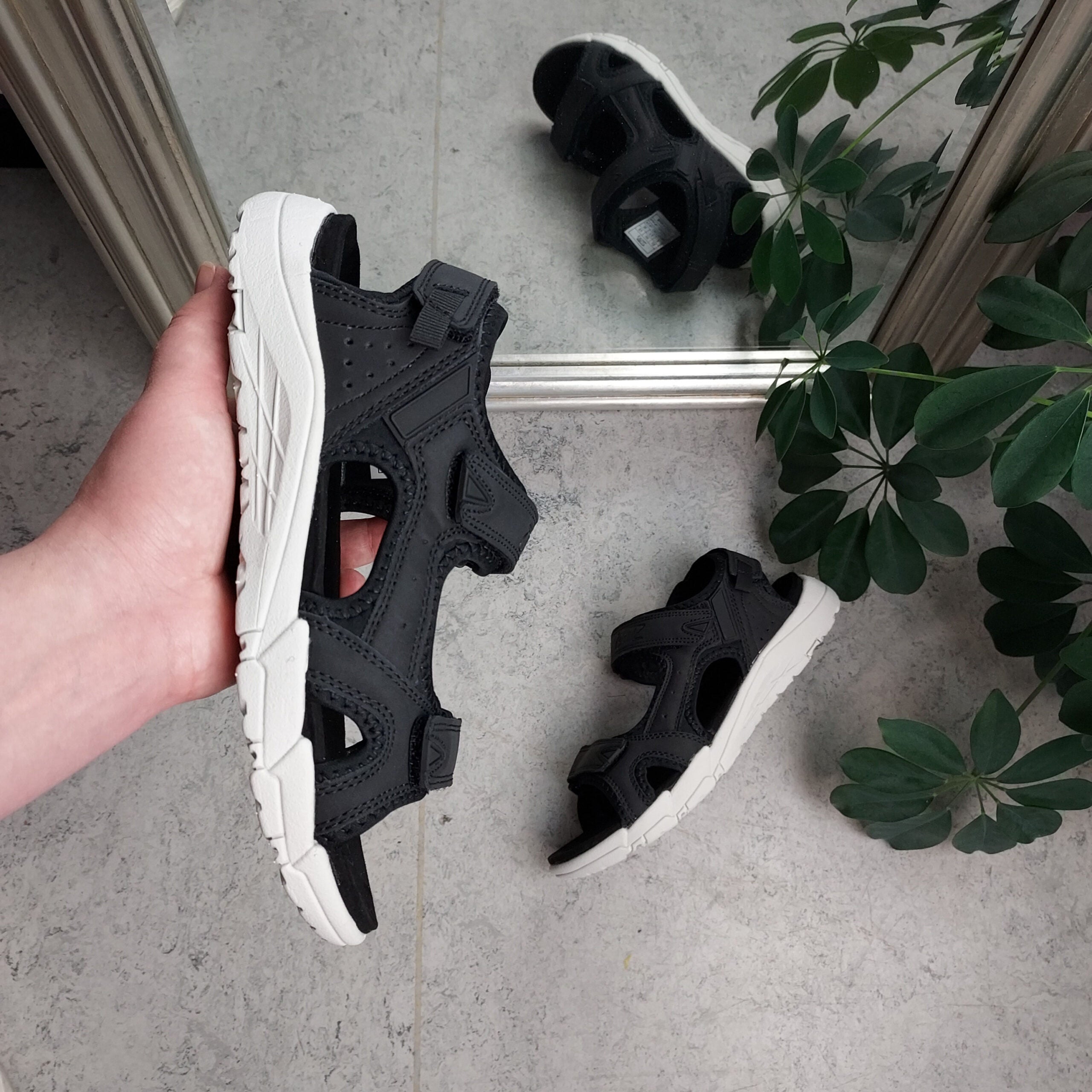 Svart sandal från Cruz med kardborre på alla tre remmar