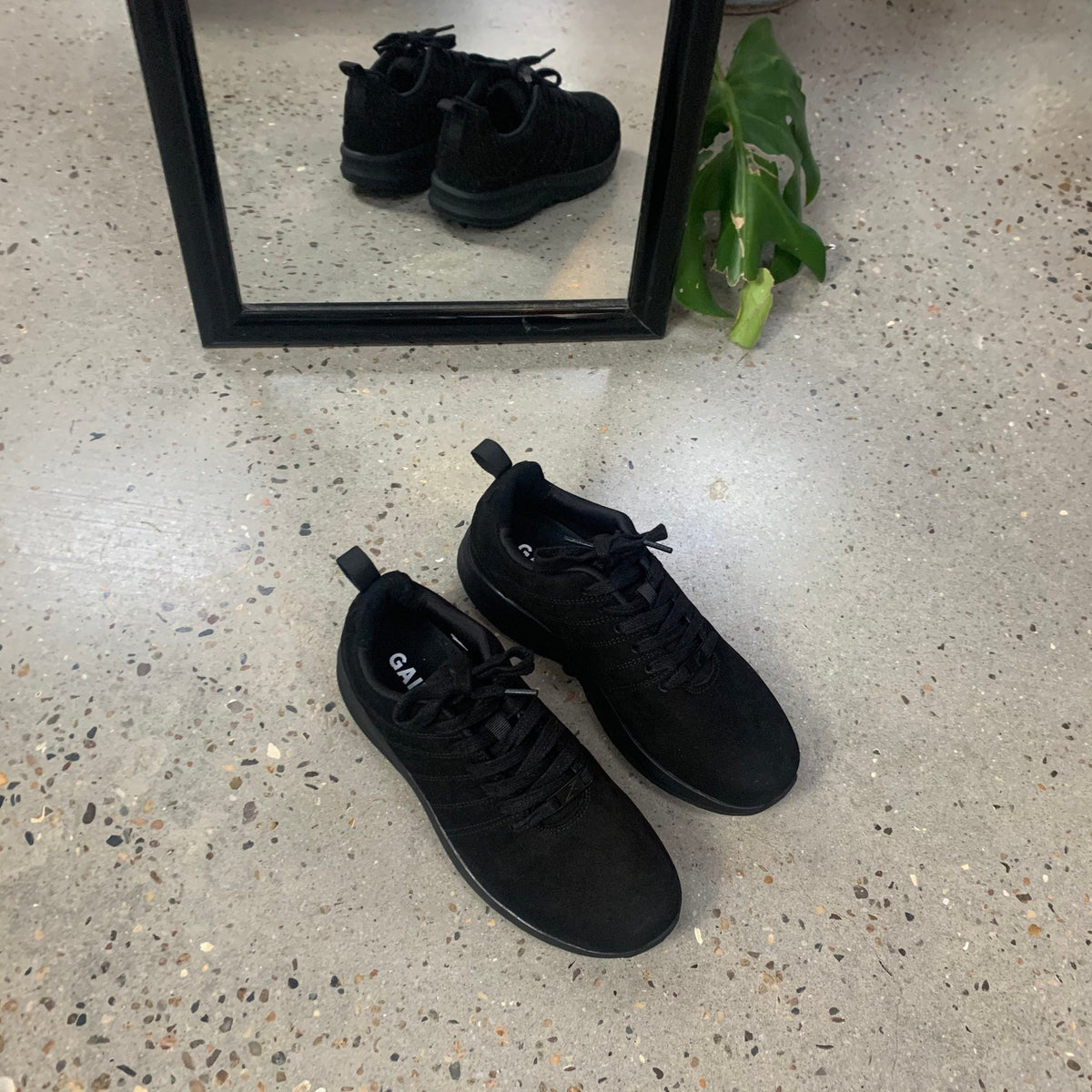 Svarta Gaitline sneakers i nubuckläder