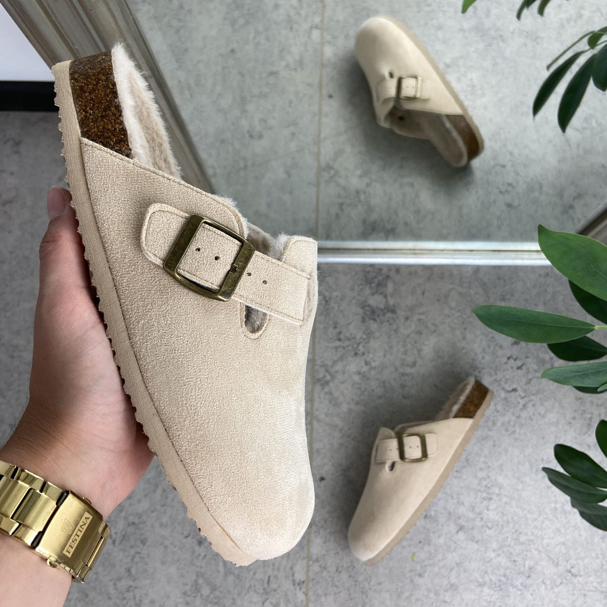 Ljusa slip-on-tofflor