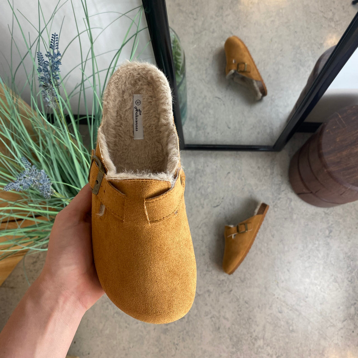 Ljusbruna slip-on-tofflor