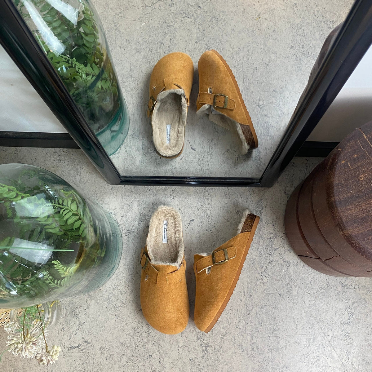 Ljusbruna slip-on-tofflor