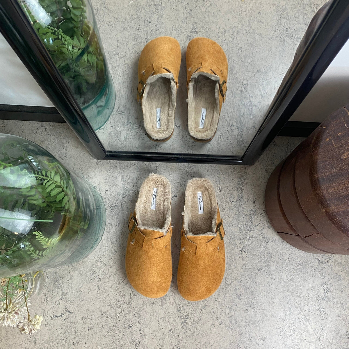 Ljusbruna slip-on-tofflor