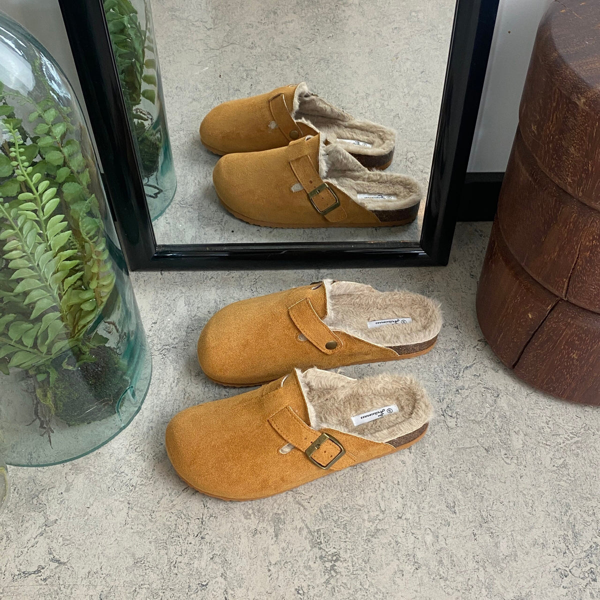 Ljusbruna slip-on-tofflor