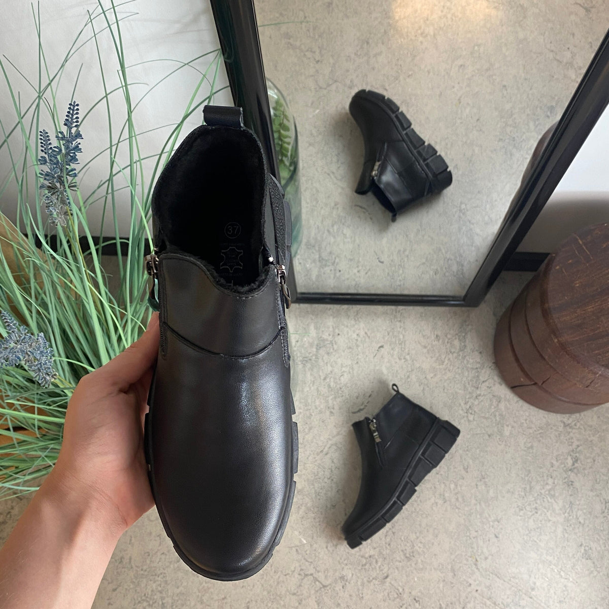 Svart läderankelstövel med foder och dubbla dragkedjor