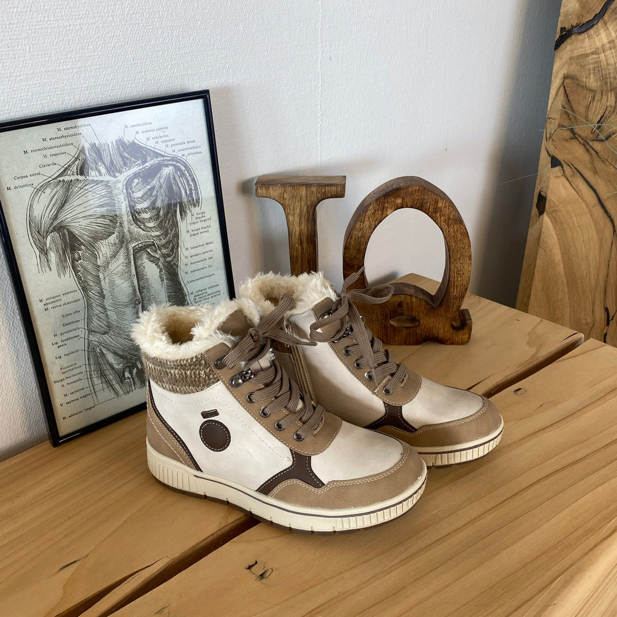 Taupe vinterkänga med snörning