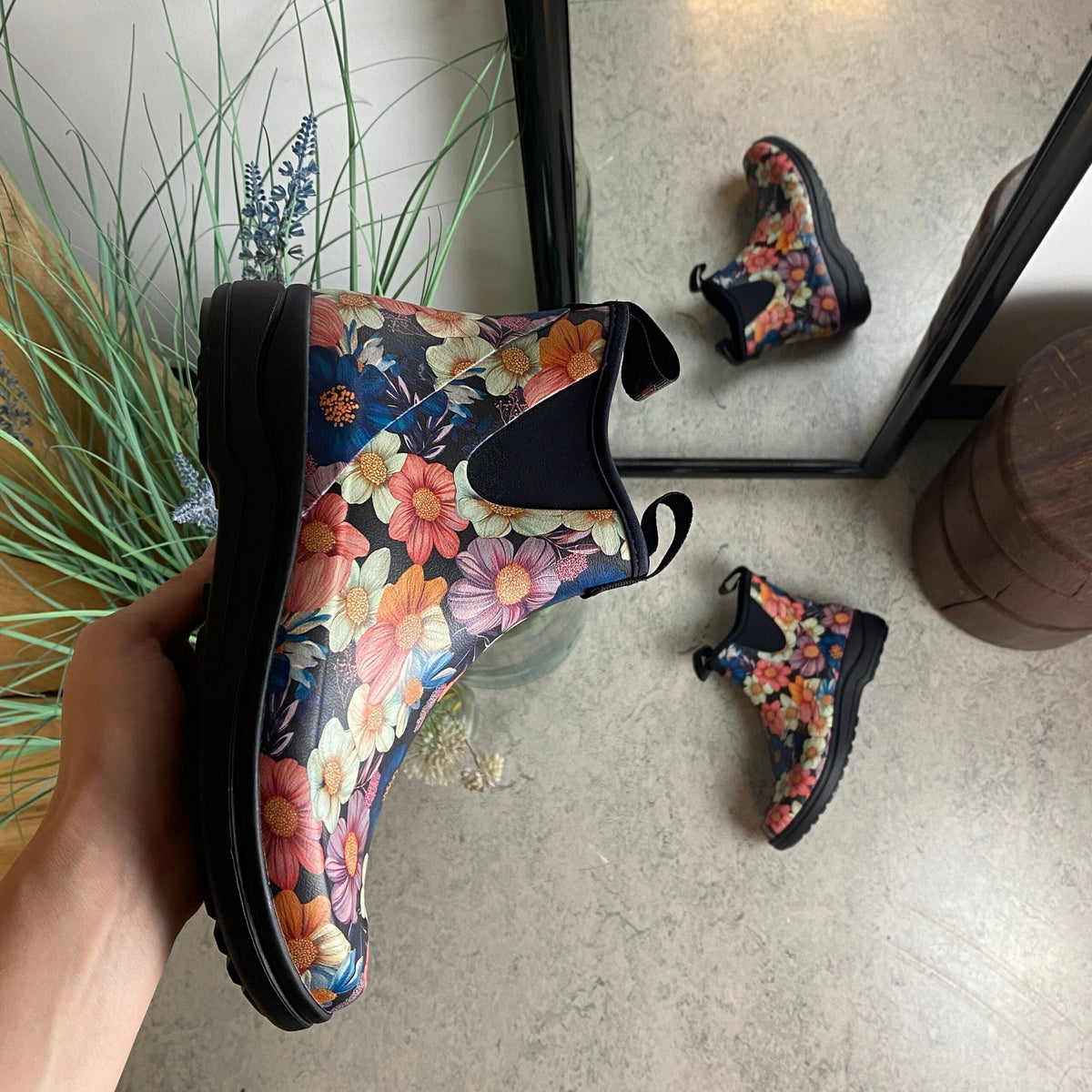 Green Comfort gummistövel i blommönster med hålfotsstöd