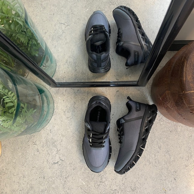 Lätta damskor i mörkgrå med EVA-sula och snörning – andningsbar PU/mesh