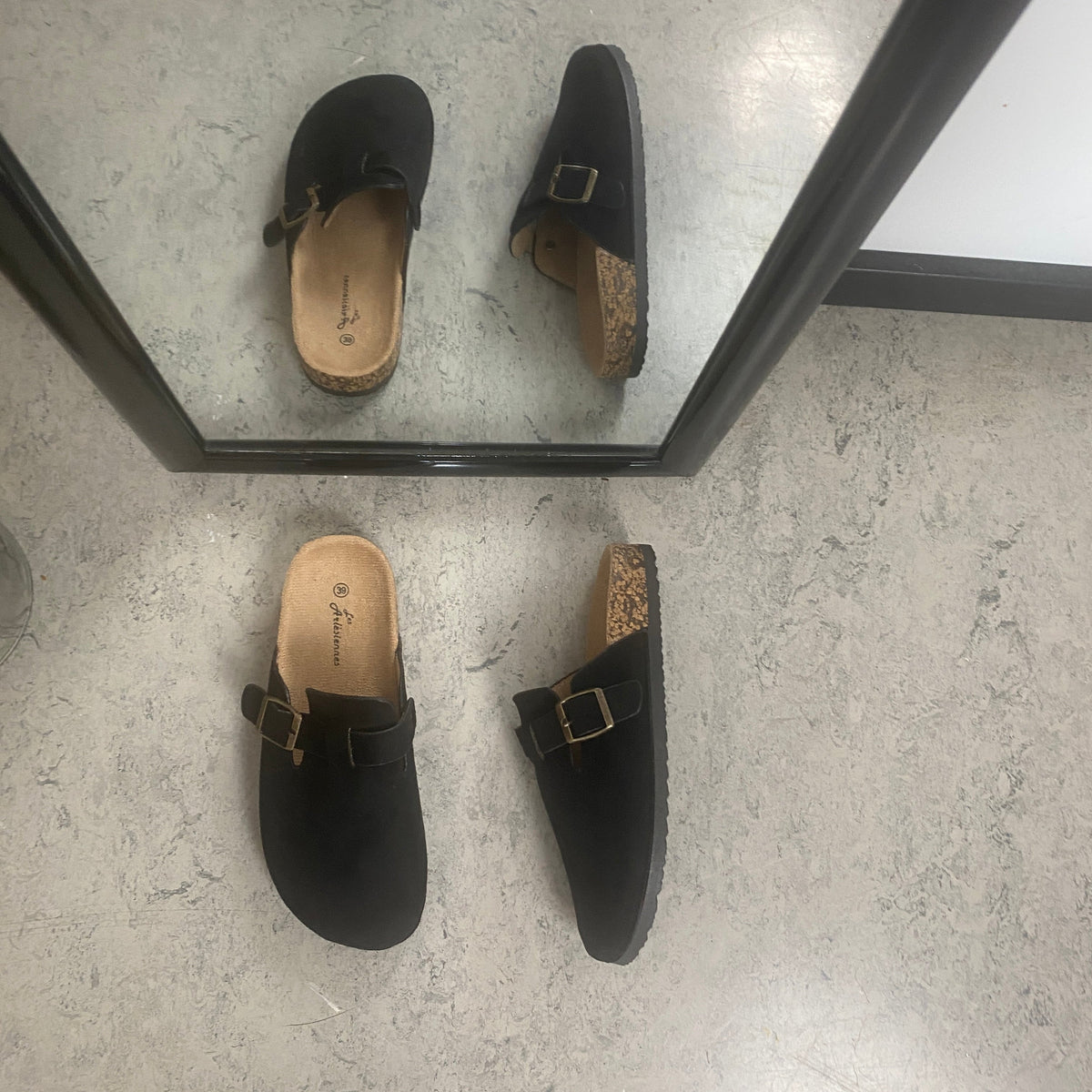 Svart slip-on sandal i textil – klassisk modell med justerbart spänne