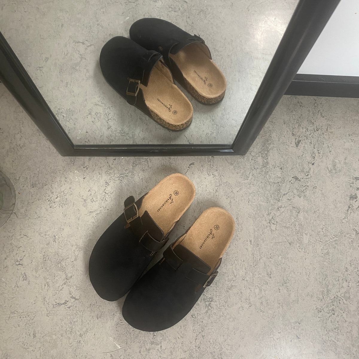 Svart slip-on sandal i textil – klassisk modell med justerbart spänne