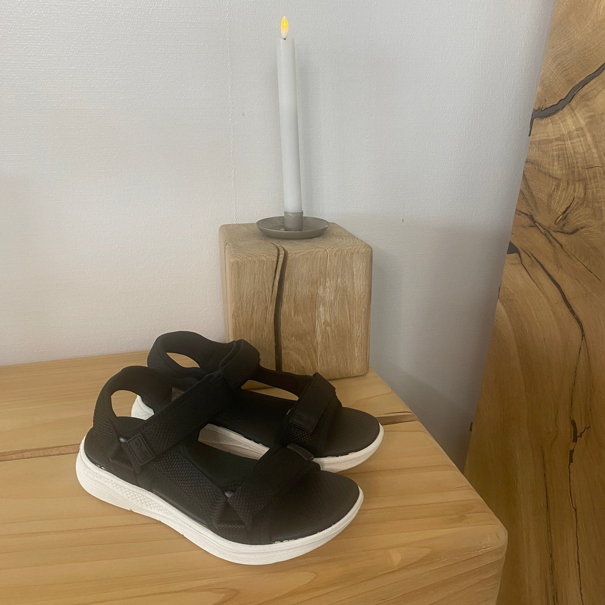 Svart bekväm sandal med justerbara remmar & lätt stötdämpning