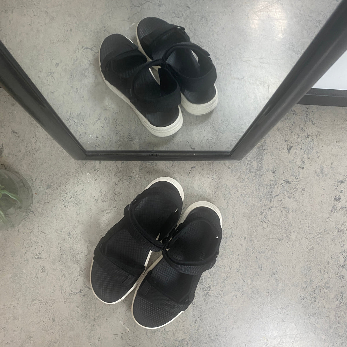 Svart bekväm sandal med justerbara remmar & lätt stötdämpning
