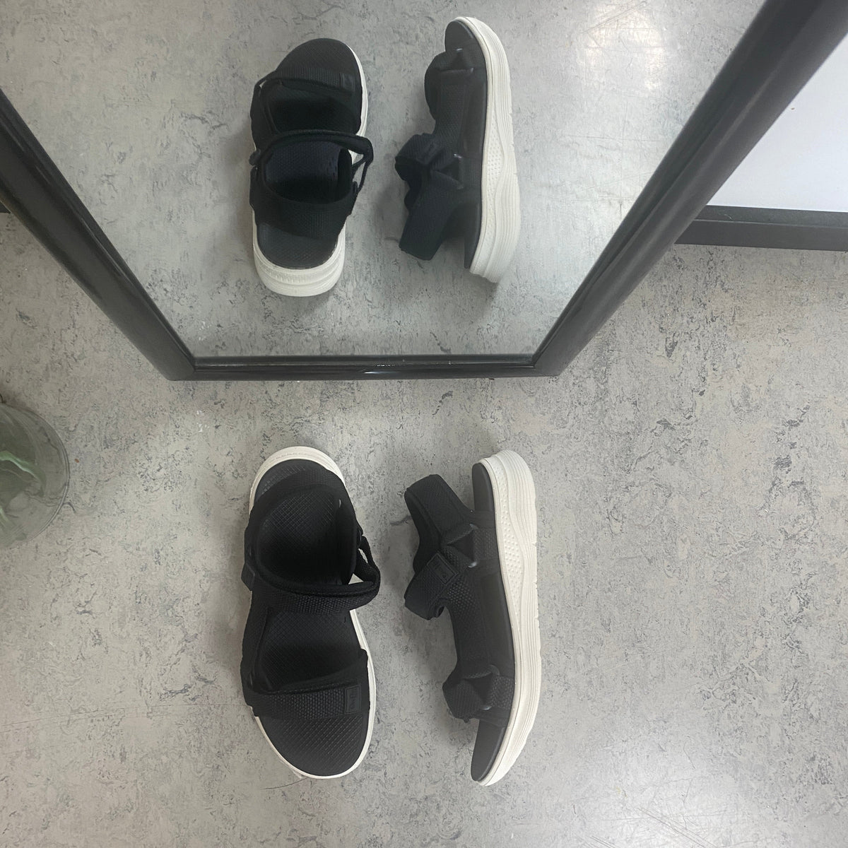 Svart bekväm sandal med justerbara remmar & lätt stötdämpning