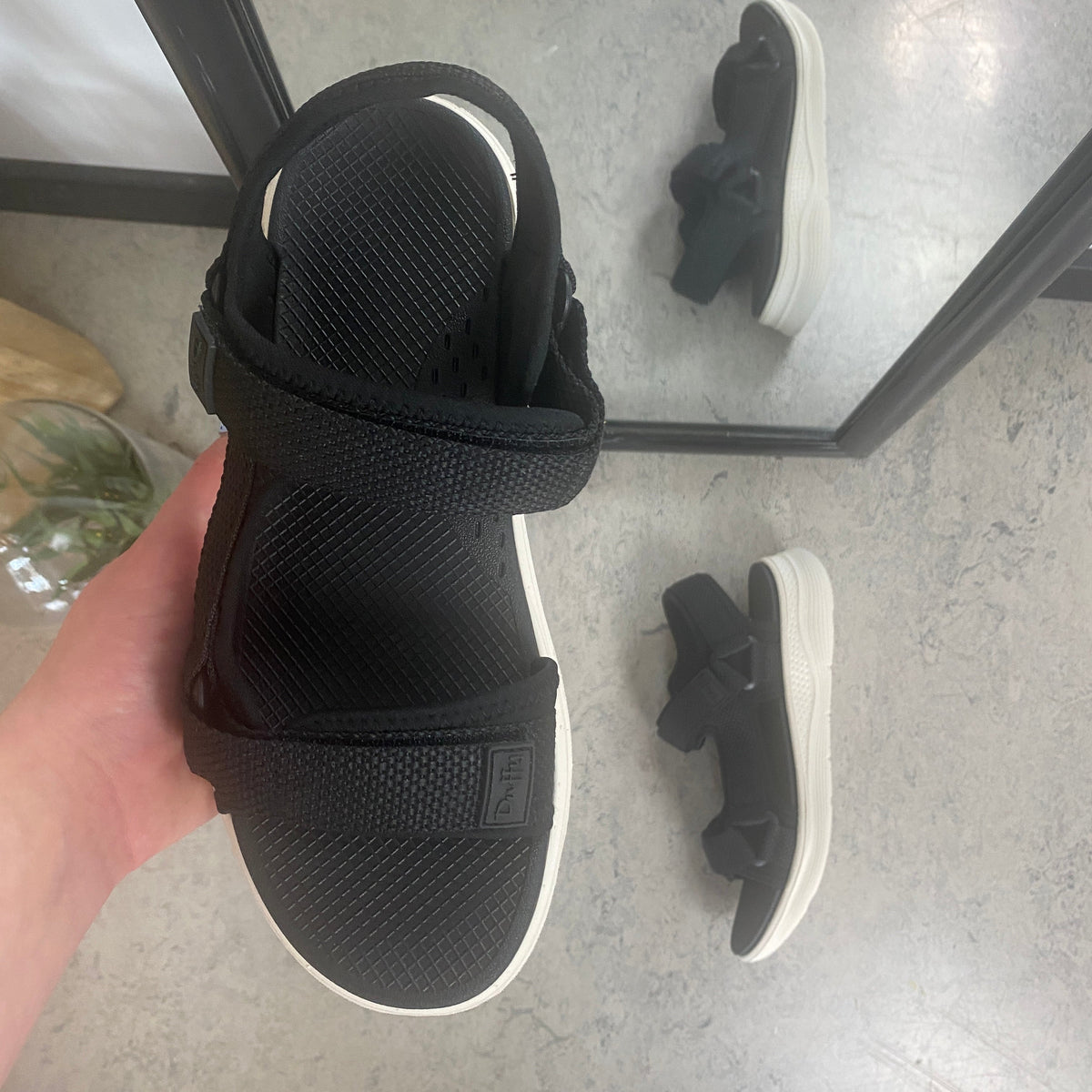 Svart bekväm sandal med justerbara remmar & lätt stötdämpning