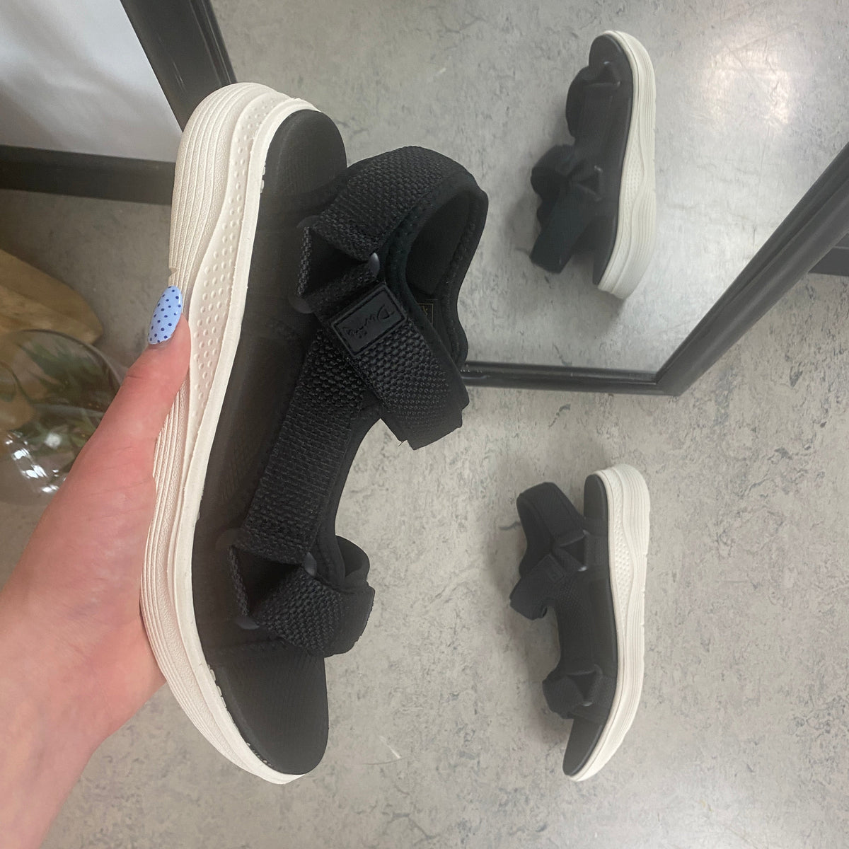 Svart bekväm sandal med justerbara remmar & lätt stötdämpning