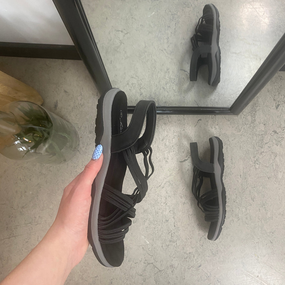 Svart sandal med elastiska remmar – klassisk modell med mjuk skumsula