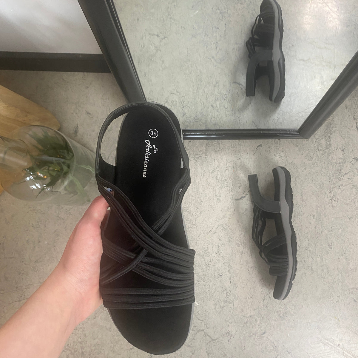 Svart sandal med elastiska remmar – klassisk modell med mjuk skumsula