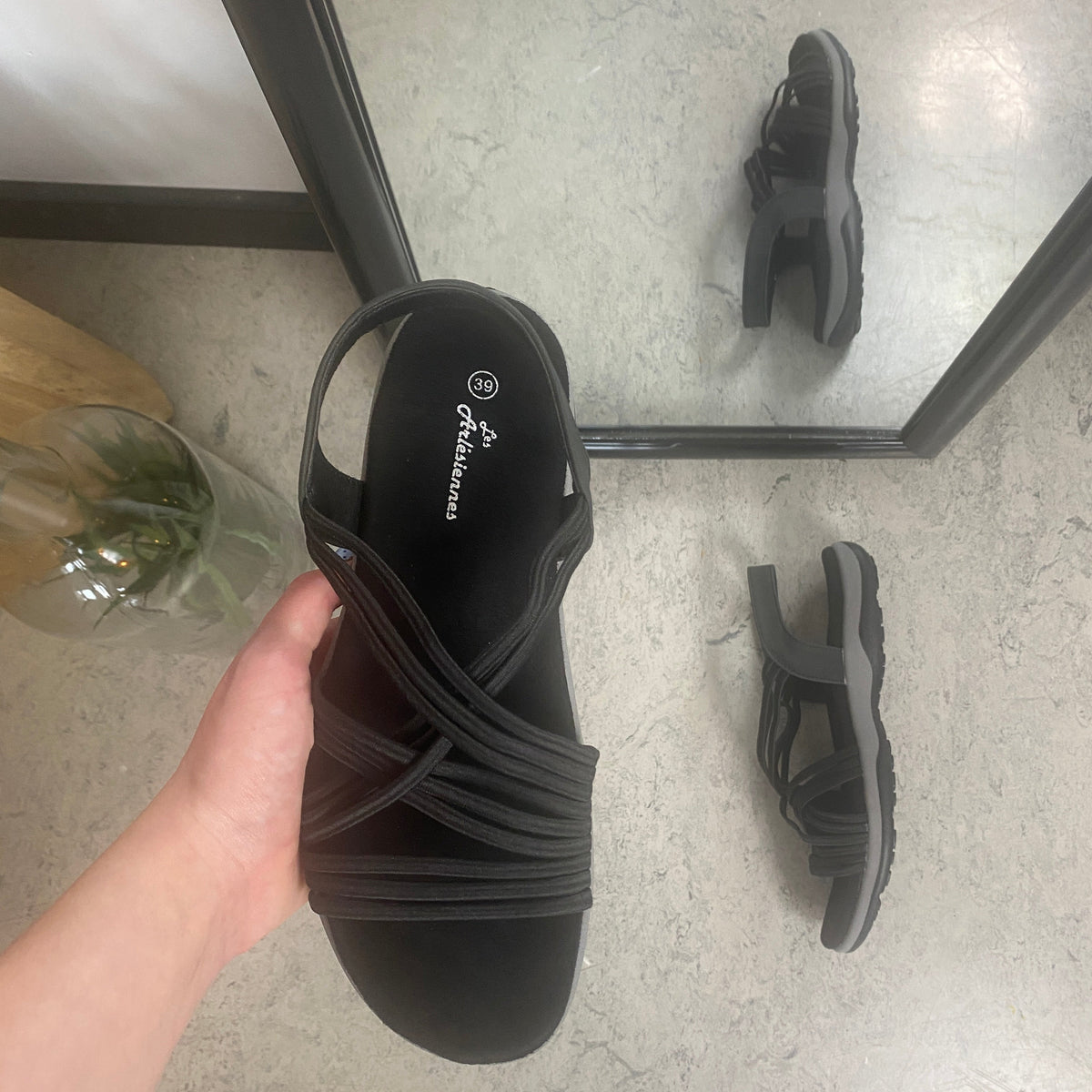 Svart sandal med elastiska remmar – klassisk modell med mjuk skumsula