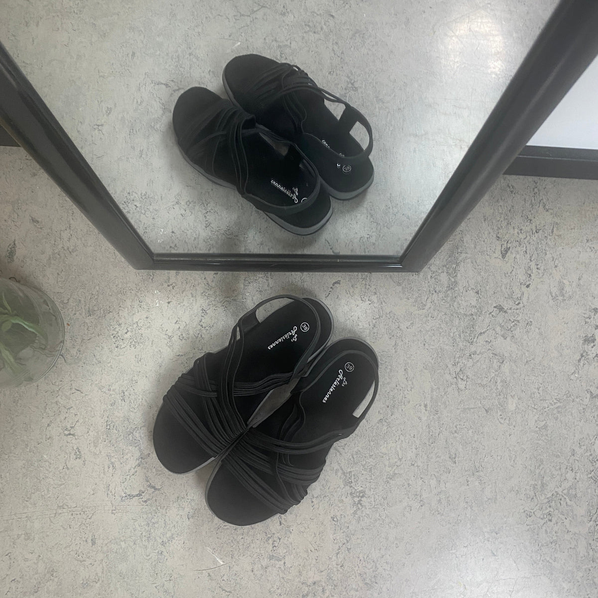 Svart sandal med elastiska remmar – klassisk modell med mjuk skumsula
