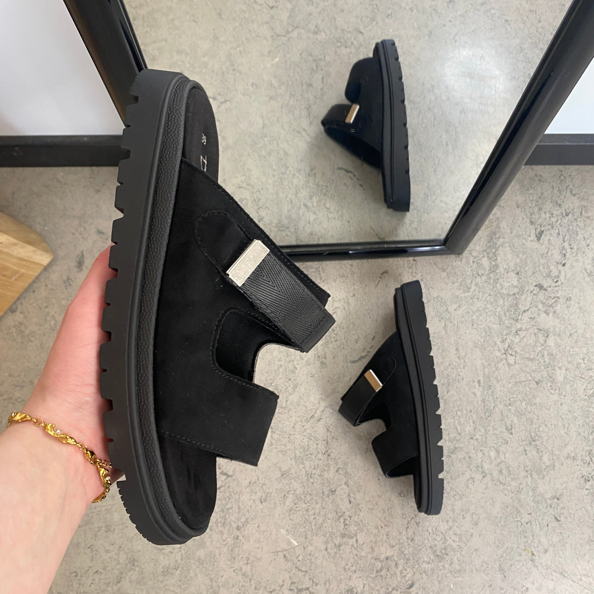 Svart Duffy sandal med justerbar rem och mjuk komfort