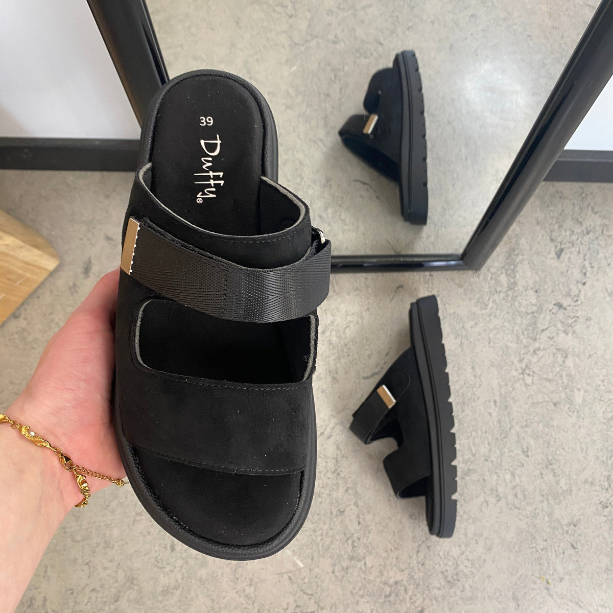 Svart Duffy sandal med justerbar rem och mjuk komfort