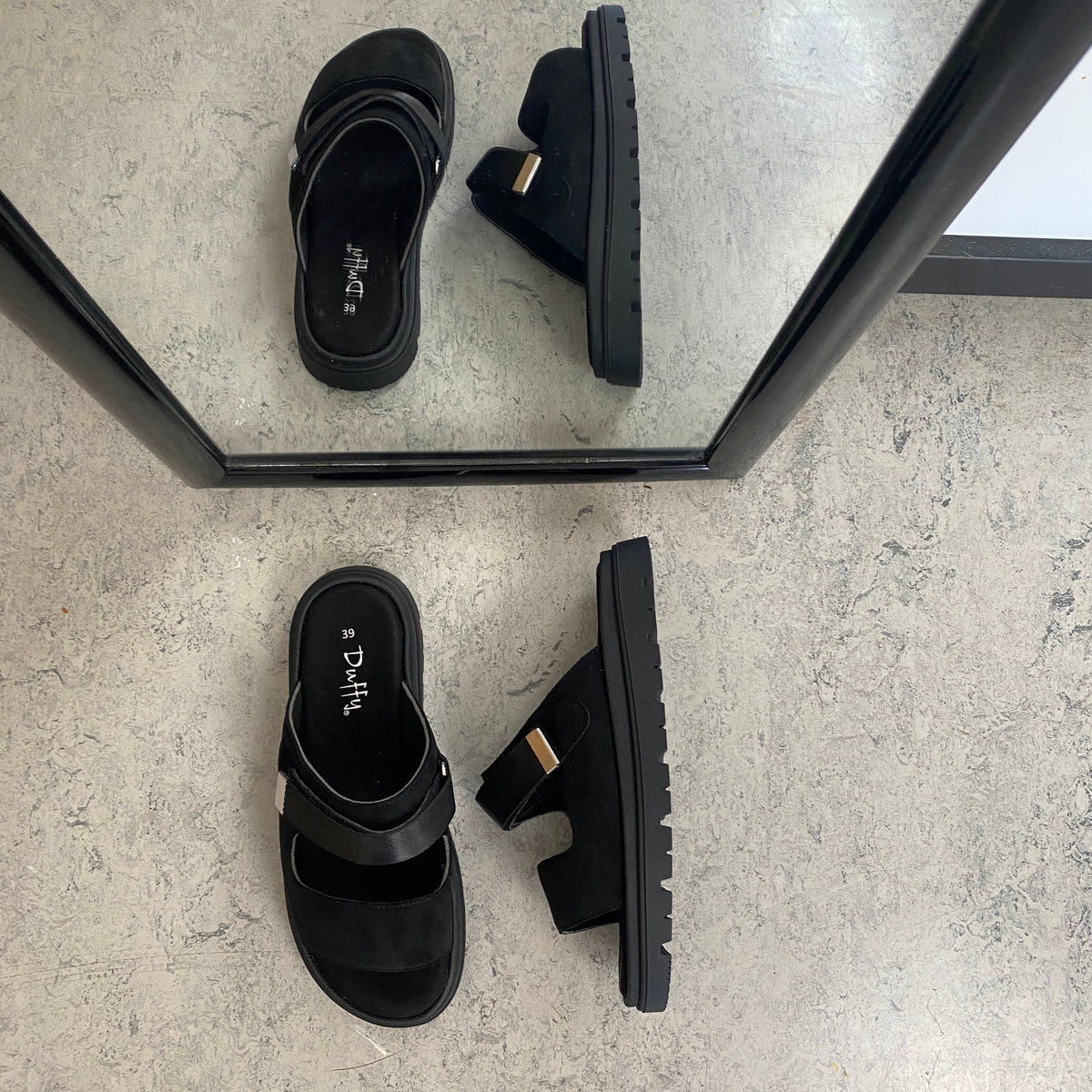 Svart Duffy sandal med justerbar rem och mjuk komfort