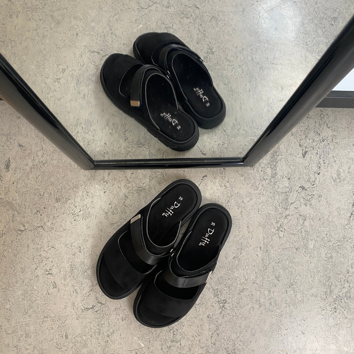 Svart Duffy sandal med justerbar rem och mjuk komfort