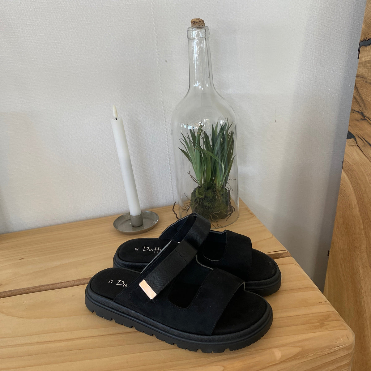 Svart Duffy sandal med justerbar rem och mjuk komfort