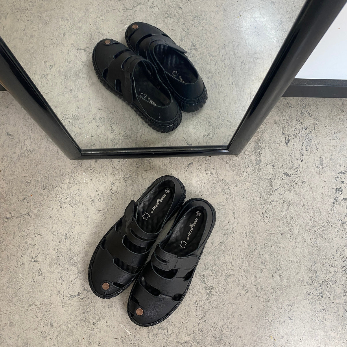 Svart komfortsandal med stängd tå och flexibel sula