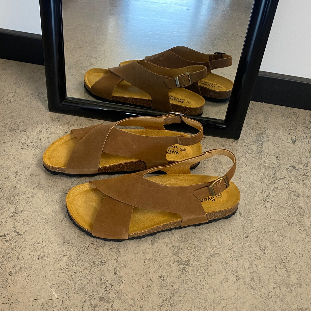 Serraje Roble – brun sandal med korsremmar & bakrem