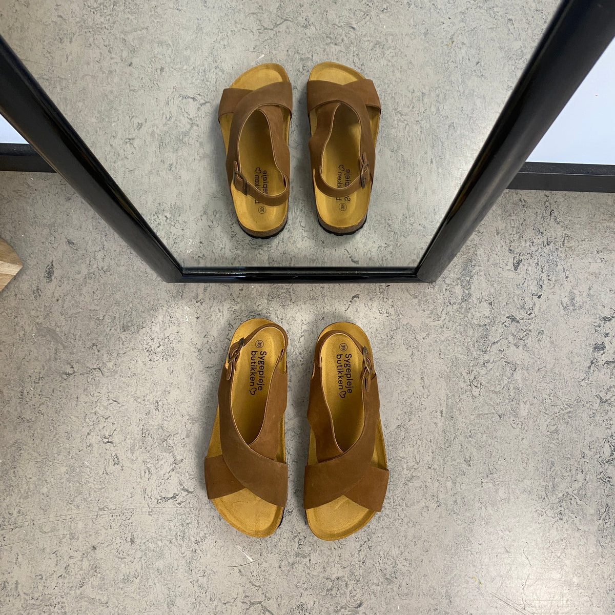 Serraje Roble – brun sandal med korsremmar & bakrem