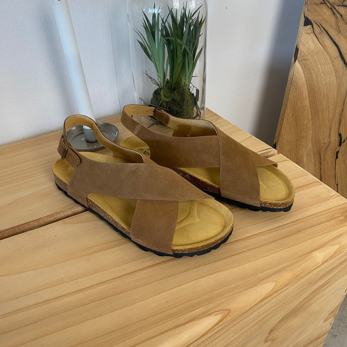 Serraje Roble – brun sandal med korsremmar & bakrem