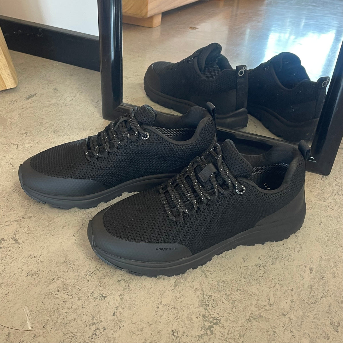 Vattenavvisande komfort-sneaker i svart med halksäker sula