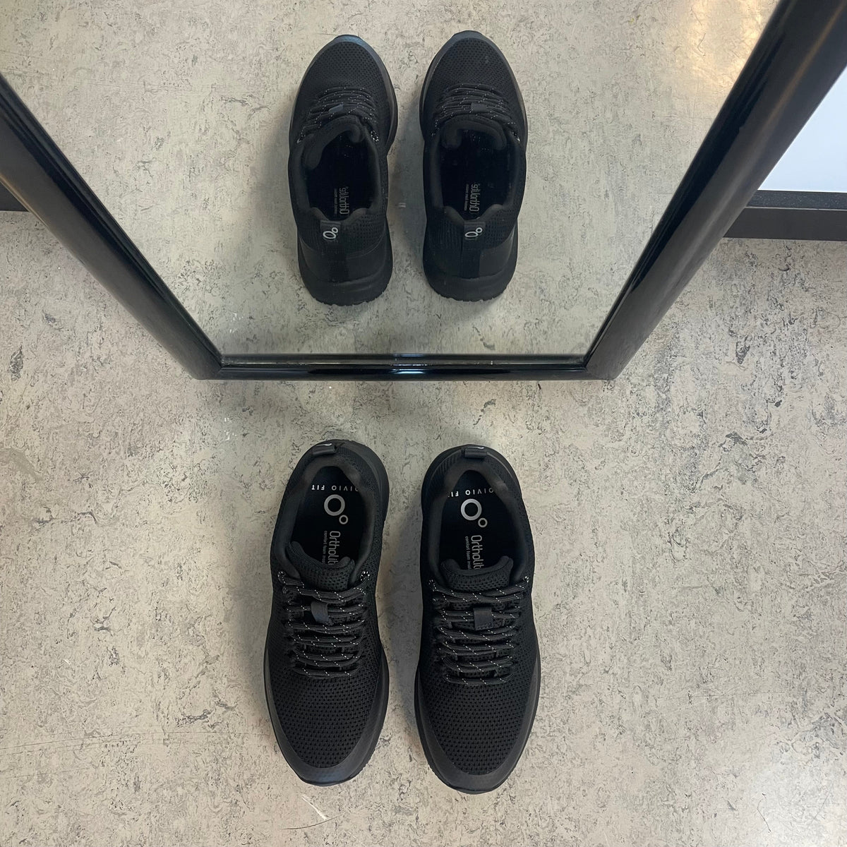 Vattenavvisande komfort-sneaker i svart med halksäker sula