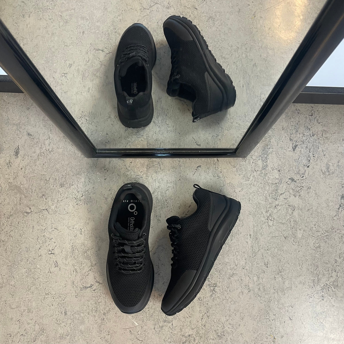 Vattenavvisande komfort-sneaker i svart med halksäker sula