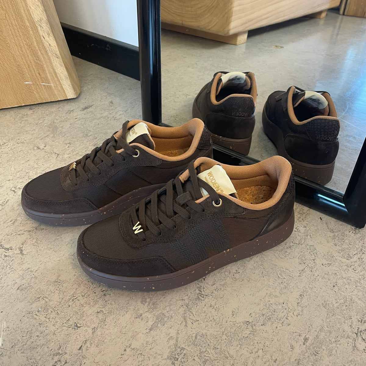 Woden Line Sneak – mörkbrun sneaker med gulddetaljer & mjuk komfort