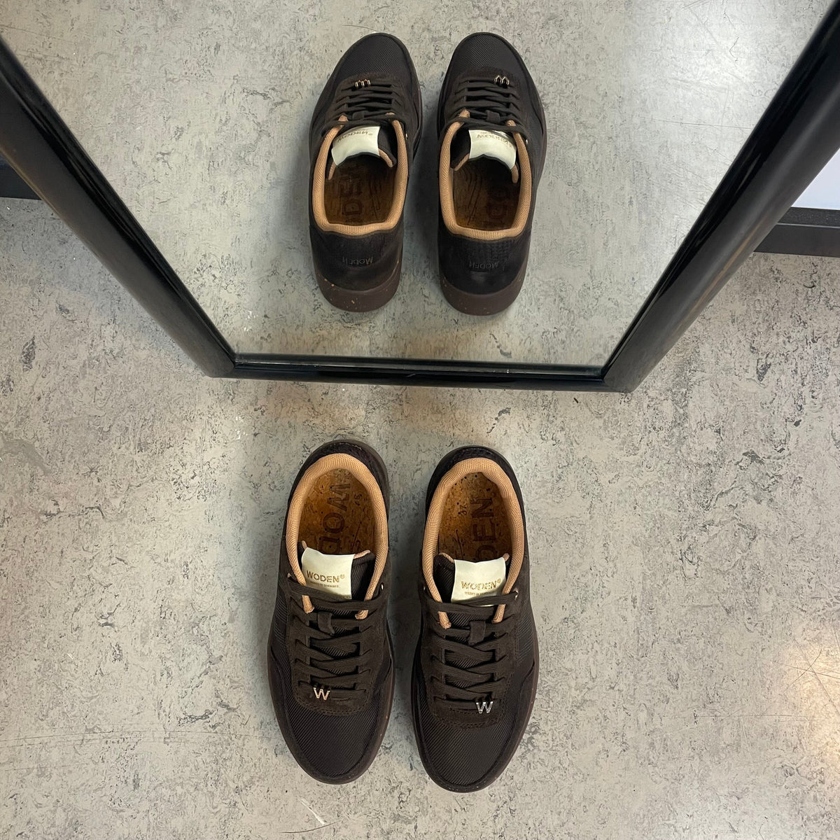 Woden Line Sneak – mörkbrun sneaker med gulddetaljer & mjuk komfort