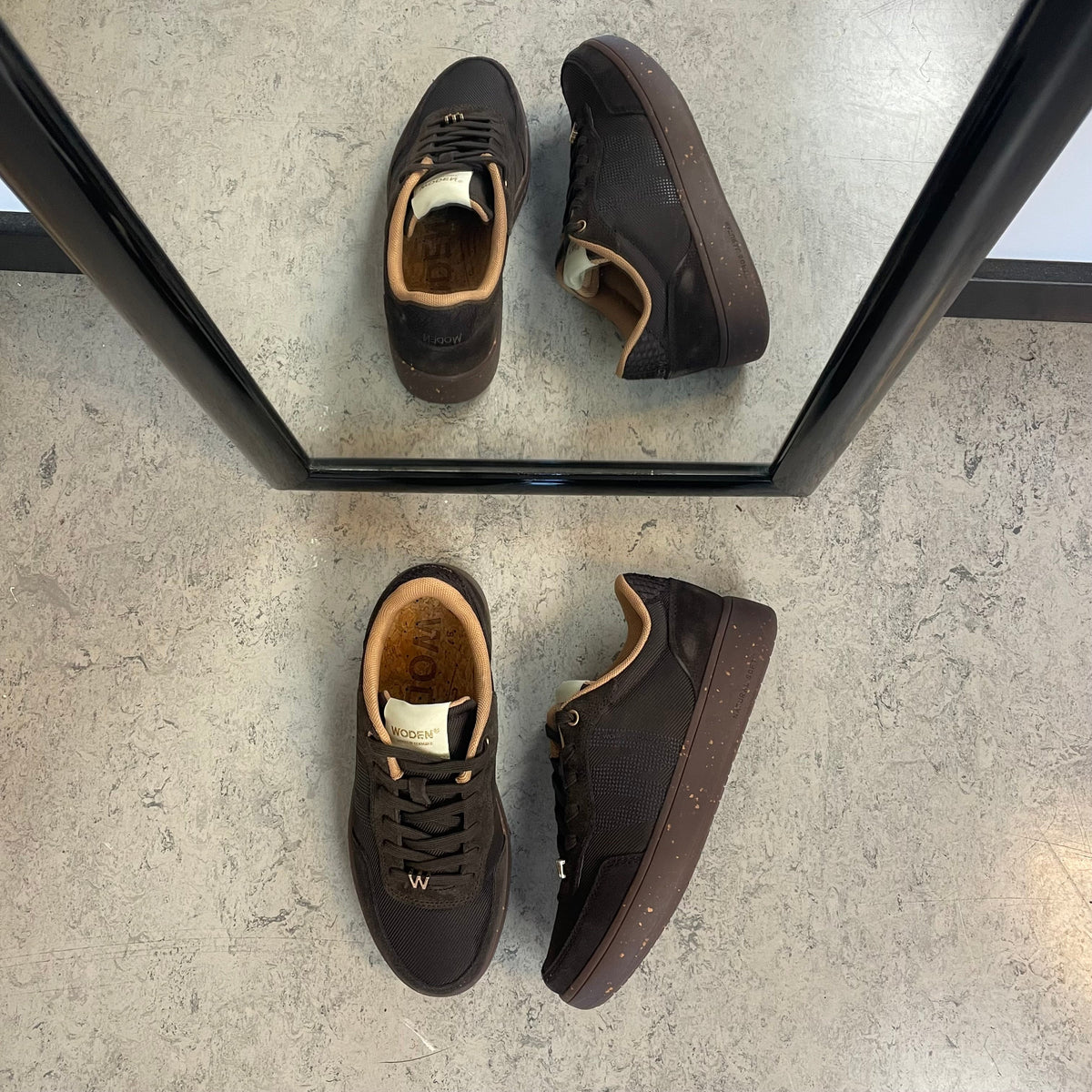 Woden Line Sneak – mörkbrun sneaker med gulddetaljer & mjuk komfort